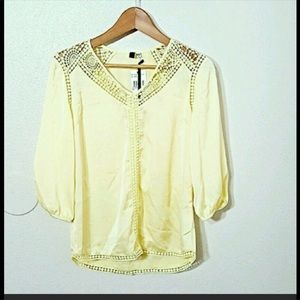 Kut from the Cloth brand yellow top 🌞